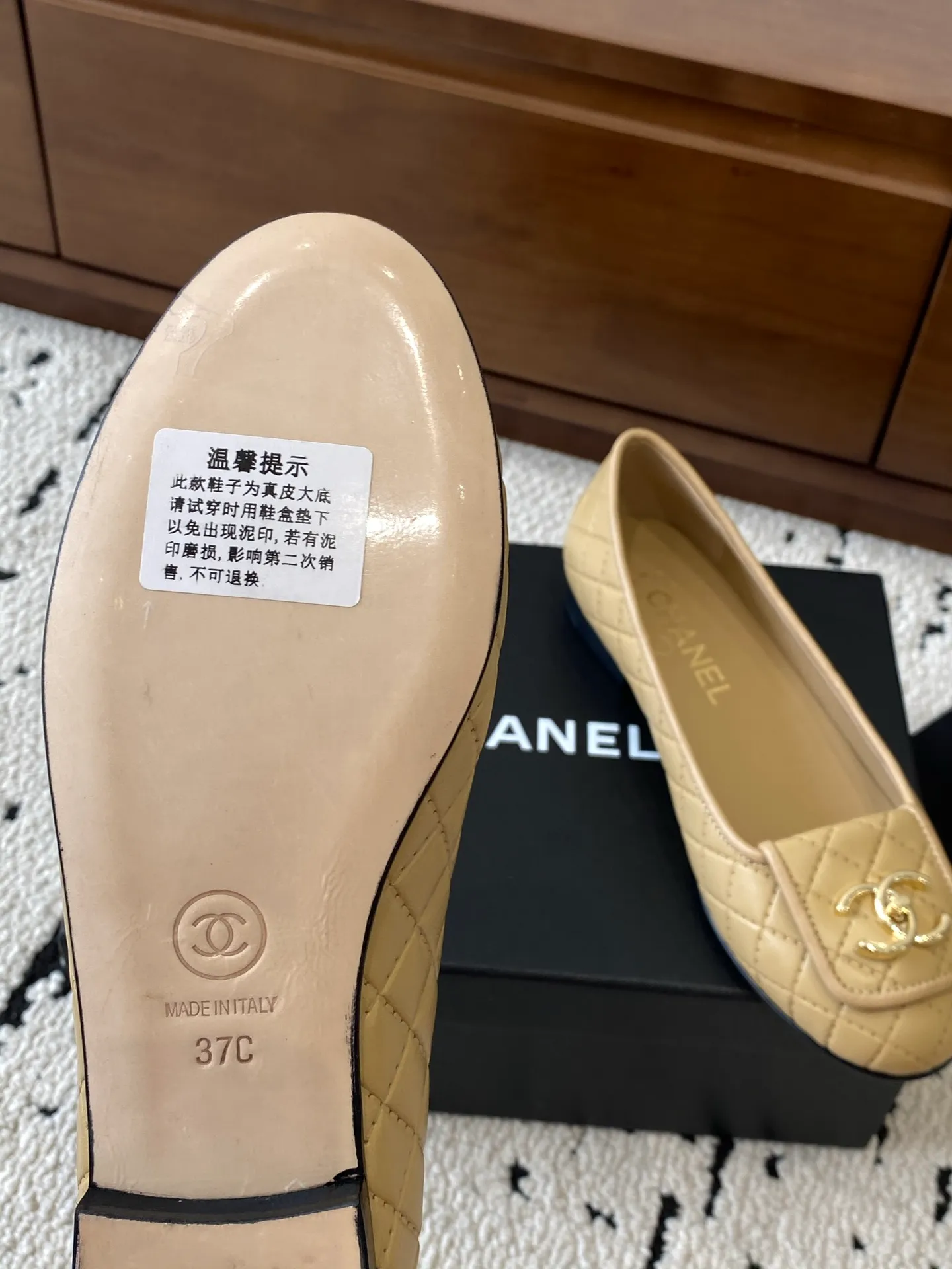 👟👟Ex-factory price 580👟👟 🍀CHANEL2025 new autumn and winter style, Mary Jane leather Chanel Xiaoxiang C home flat shoes Comfortable Mary Jane shoes Catwalk haute couture customization, simple yet sweet and playful Solid color fabric is refreshing and easy to wear Buckle design shoes are more heeling Upper: Customized sheepskin Inner foot pad: sheepskin Sole: Italian genuine leather sole Code number: 35-40 (40 customized items are non-refundable) 👉 👉